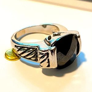 Love this ring . Absolute favorite among poshers